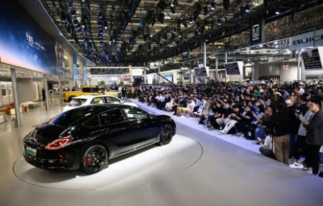 閃電貓耀夜版亮相車展，歐拉首次推出百萬級自修復車漆